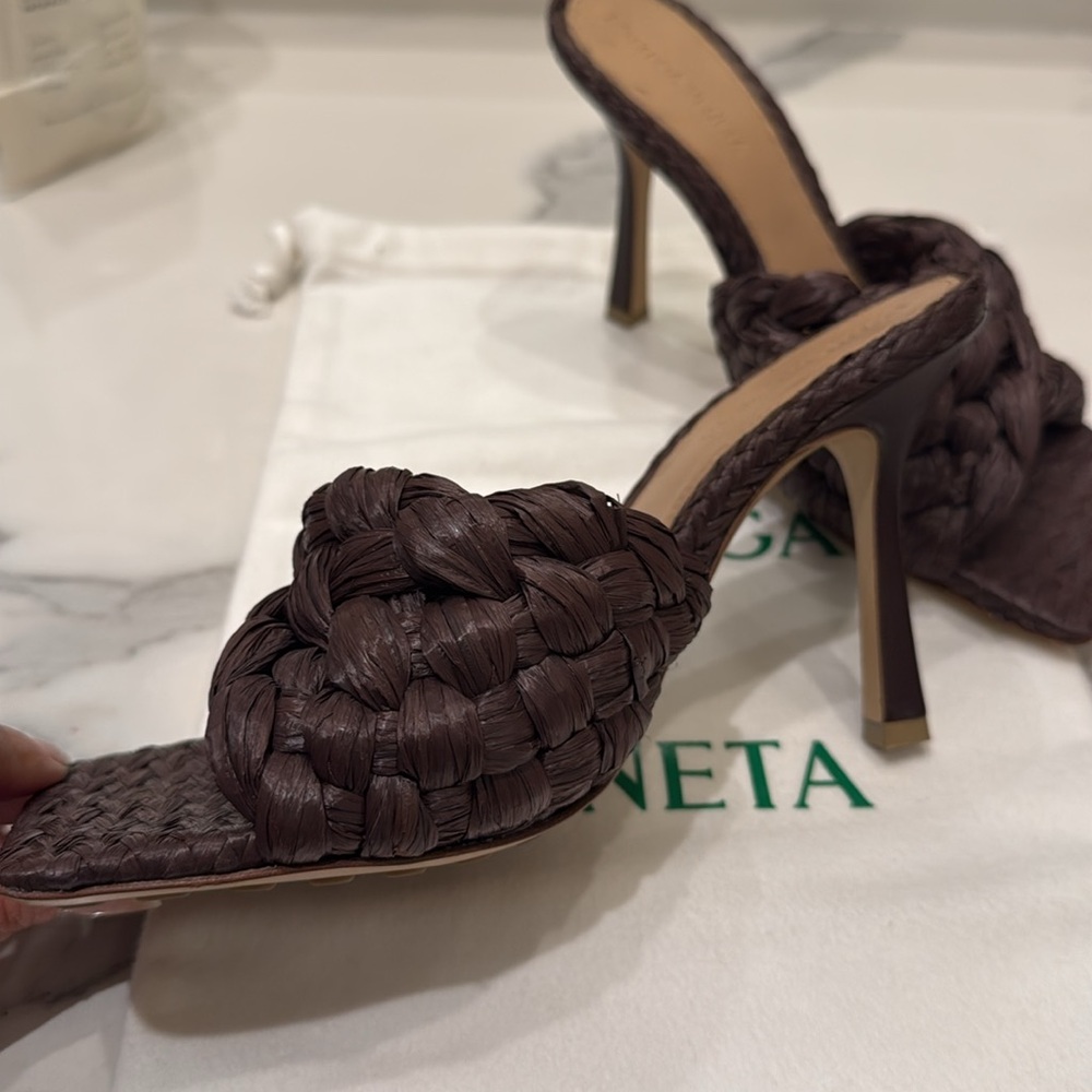 Brown raffia stretched heeled mules - Picture 2 of 3